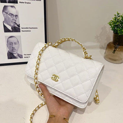 Portefeuille Sur Chaîne en Cuir d'Agneau Brillant avec Perles et Métal Doré